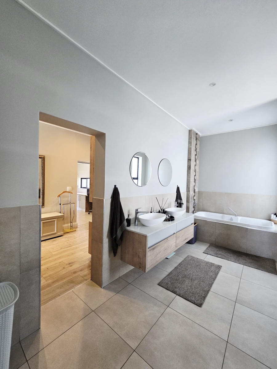 4 Bedroom Property for Sale in Kingswood Golf Estate Western Cape